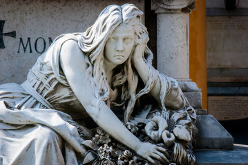 Una statua al cimitero di Bologna