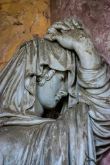 Obraz premium Primo piano della statua di una donna sofferente su una tomba del cimitero monumentale di Bologna