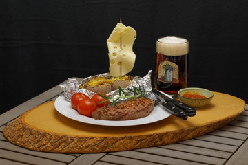 Gegrilltes Rinderh&uuml;ftsteak  mit Bier und Zutaten , Gew&uuml;rzen und Chiliso&szlig;e