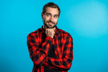 Obraz premium Thinking man looking up and around on blue background.Worried contemplative face