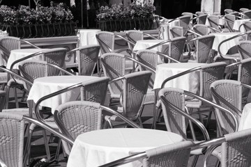 Obraz premium Outdoor restaurant in Venice. Black and white vintage toned photo.