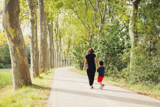 Promenade entre une m&egrave;re et son fils le long du canal du midi, occitanie, france