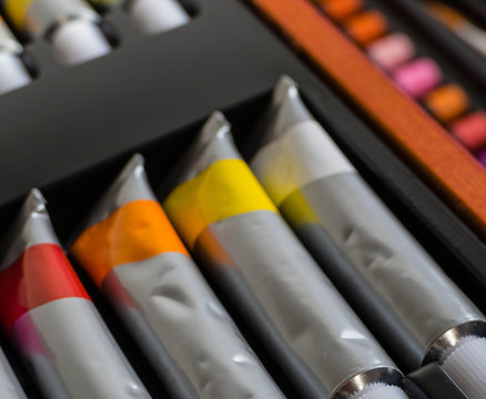 Malkoffer mit Acrylfarben &Ouml;lfarben und Pastellkreide 