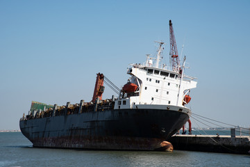 ship in port 