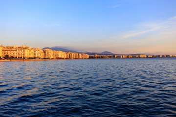 Obraz premium seafront in thessaloniki at sunset