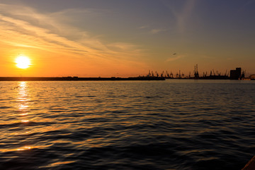 Obraz premium port at sea at sunset