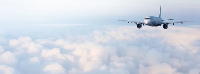 Tuinposter vliegtuig vliegen in de wolken © AlenKadr