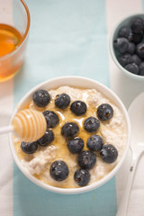 Porridge with blueberries and honey 