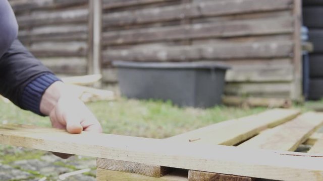 Arbeiter mit Hammer und Nagel