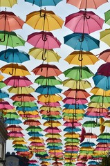 Fototapeta na wymiar parapluie suspendu