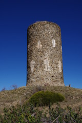 Naklejka premium Tour de guet de goa du moyen âge et montagne en neige du canigou au printemps