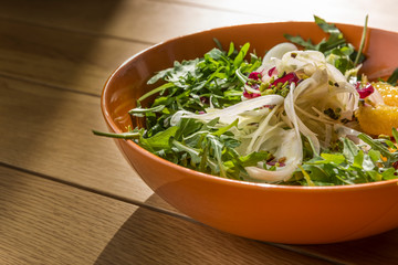 Piatto di insalata con noci 