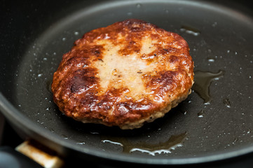leckere Fleischfrikadelle in der Pfanne gebraten 