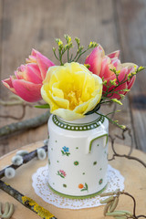 Tulpenstrauß in Gelb und Pink in Vase