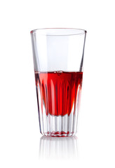 italinischener Bitterlikör im Glas isoliert auf weiß