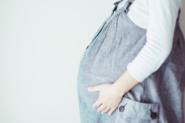 横向きの妊婦