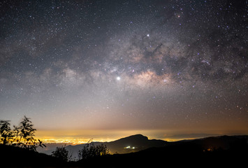 Fototapeta na wymiar The stars and the milky way in the night sky are very beautiful.