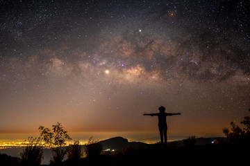 The stars and the milky way in the night sky are very beautiful.