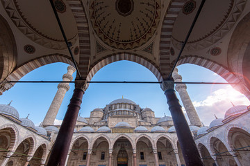 Obraz premium Courtyard of Suleymaniye Mosque in Istanbul during warm Summer Morning