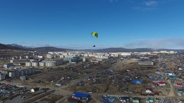 Flight of a paraplane over the city.