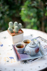 Pour the tea in a glass of tea. With the morning sun