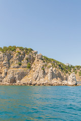 Obraz premium Mountains and rocks on the beach in summer on a Sunny day