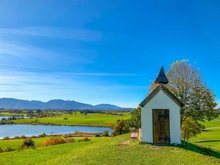 Idyllisch liegt die Kapelle in Aidling über dem Riegsee