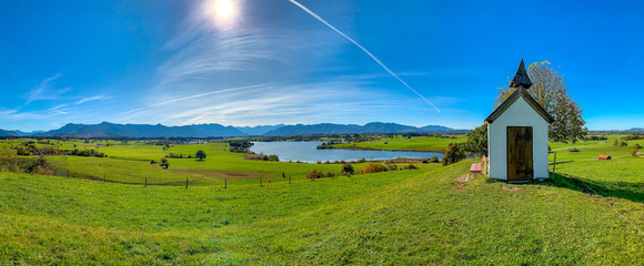 Die Sommersonne scheint über dem idyllischen Riegsee