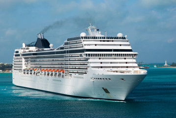 Fototapeta na wymiar Cruise Ships Maneuvers in Nassau Harbour