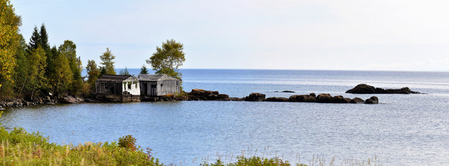 Old cottage on the lake superior shoreline - obrazy, fototapety, plakaty