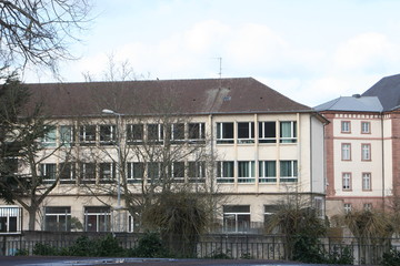 Fototapeta na wymiar Schulgebäude, Schulhaus, Schule
