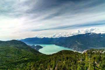 Obraz premium Spectacular scenery of the teal ocean, mountain and clouds, Squamish, BC, Canada