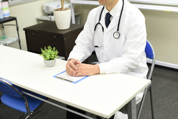 問診中の医療従事者