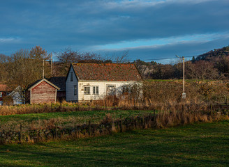Obraz premium Old abandoned farm in low winter sun.