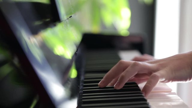 Manos tocando el piano