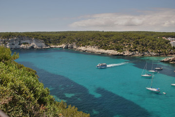 Fototapeta na wymiar ring the paradise of the turquoise sea with boat