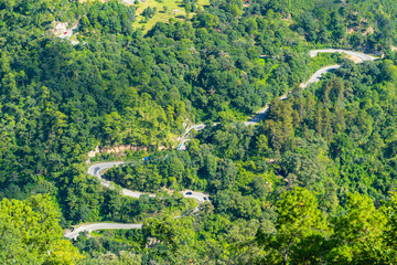 Carretera de curvas y mucha naturaleza verde en Quetzaltenango Guatemala.