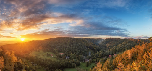 panorama doliny będkowskiej o zachodzie słońca