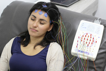 Mujer en proceso de estudio de electroencefalograma - obrazy, fototapety, plakaty