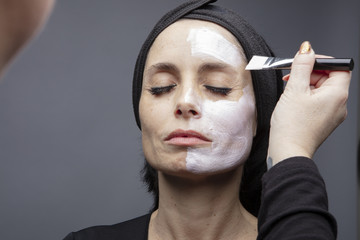 Femme au maquillage, soins de la peau