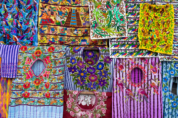 Las blusas mayas bordadas y tejidas están en el mostrador en Panajachel Lago Atitlán Guatemala.