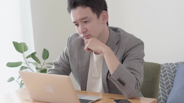 男性　パソコン　考える