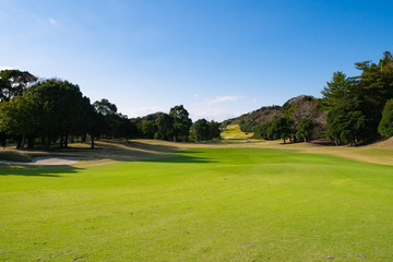 快晴のゴルフ場。青空の緑色の芝がキレイなゴルフコース。