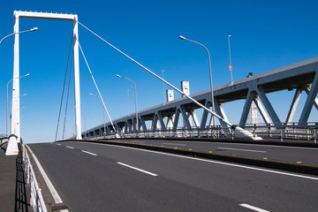 青空の大黒大橋。大黒大橋は、神奈川県横浜市鶴見区の大黒町と大黒埠頭の間に架かる橋。