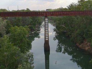Niedrige Wasserstandsanzeige an alter Eisenbahnbrücke, Katherine, Australien