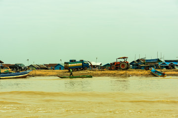 동양에서 제일 큰 캄보디아의 호수와 호숫가의 수상가옥