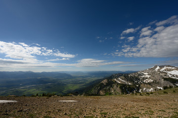 Fototapeta premium Yellowstone Valleys Stretch Out Below Mount Washburn