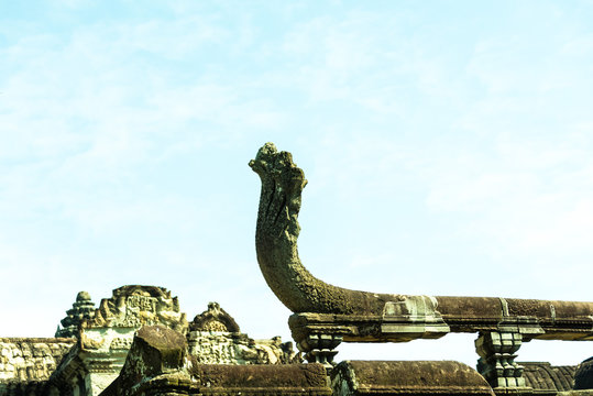 캄보디아 앙코르왓트 ㅇ일대 사원에서 쉽게 볼 수 있는 머리가 7개 달린 뱀