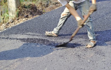 Obraz premium Road construction worker Stone mixing asphalt Asphalt road construction, shovels, road maintenance, Asians, Rural construction, Developing countries, Rural development, Developing countries, 