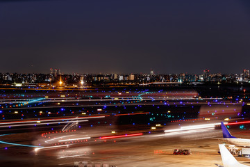 星空のように光煌く羽田空港の夜の滑走路